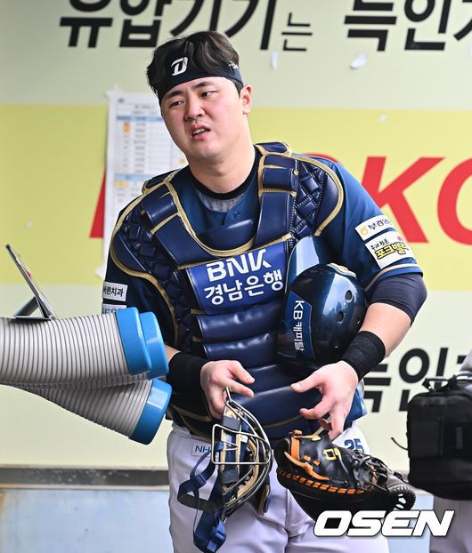 [OSEN=대구, 이석우 기자] 6일 대구 삼성라이온즈파크에서 2025 신한 SOL뱅크 KBO 와일드카드 결정전 삼성 라이온즈와 NC 다이노스의 경기가 열렸다. 홈팀 삼성은 후라도가 방문팀 NC는 구창모가 선발 투수로 출전했다.NC 다이노스 김형준이 5회말 교체되고 있다. 2025.10.06 / foto0307@osen.co.kr