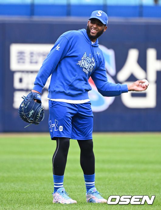 [OSEN=대구, 조은정 기자]21일 대구 삼성라이온즈파크에서 2025 신한 SOL Bank KBO리그 포스트시즌 플레이오프 3차전 삼성 라이온즈와 한화 이글스의 경기가 열린다.홈팀 삼성은 후라도, 방문팀 한화는 류현진을 선발로 내세웠다.삼성 디아즈가 몸을 풀고 있다. 2025.10.21 /cej@osen.co.kr