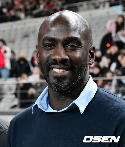 [OSEN=서울월드컵경기장, 지형준 기자] 홍명보 감독이 이끄는 한국 축구대표팀이 18일 오후 8시 서울월드컵경기장에서 열린11월 A매치 두 번째 친선경기에서'아프리카 강호' 가나를 상대로 1-0 승리했다.내달 2026 국제축구연맹(FIFA) 북중미 월드컵 조 추첨을 앞두고 열리는 마지막 평가전이었다.한국은 가나까지 잡아내면서 사상 최초로월드컵 포트 2를 확정하게 됐다. 이로써 대표팀은 홍명보 감독이 부임한 뒤 처음으로 A매치 2연전에서 나란히 승리를 거두게 됐다.가나 오토 아도 감독이 경기를 준비하고 있다. 2025.11.18 /jpnews@osen.co.kr