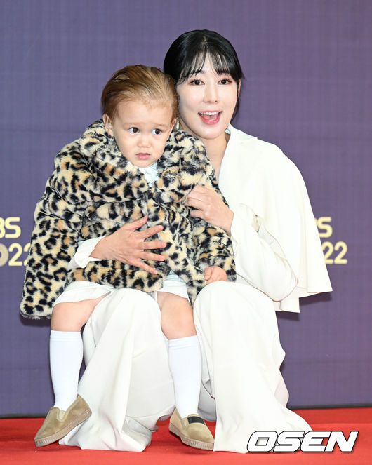 [OSEN=조은정 기자]24일 오후 서울 영등포구 KBS홀에서 2022 KBS 연예대상이 열렸다.방송인 사유리가 아들 젠과 포즈를 취하고 있다. 2022.12.24 /cej@osen.co.kr