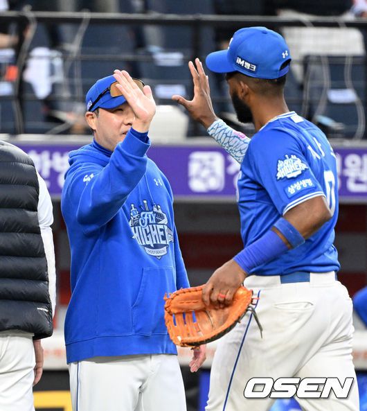 [OSEN=대전, 이대선 기자] 삼성은 19일 대전 한화생명볼파크에서 열린 포스트시즌 플레이오프 2차전 한화 이글스와의 경기에서 타선이 폭발하며 7-3 완승을 거뒀다.시리즈 전적 1승 1패로 동률을 만들고 홈구장 대구 삼성라이온즈파크로 돌아간다. 경기 종료 후 삼성 박진만 감독이 디아즈와 승리의 기쁨을 나누고 있다. 2025.10.19 /sunday@osen.co.kr