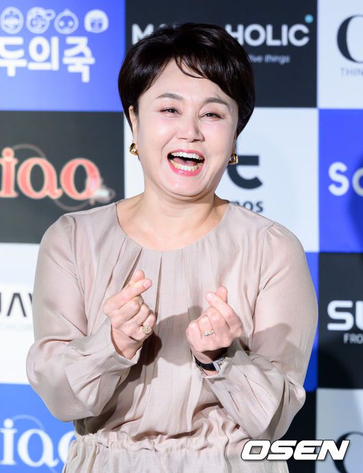 [OSEN=이대선 기자] 6일 오후 서울 대학로 스타릿홀에서 연극 '스페셜 보잉보잉' 프레스콜이 열렸다.'스페셜 보잉보잉’은 애인 셋의 비행 스케줄을 철저히 관리하며 몰래 데이트를 즐기던 조지섭에게 어느 날 악천후로 비행기가 결항되면서 세 명의 애인이 모두 집으로 찾아와 벌어지는 해프닝을 그린 코미디물로 내년 2월 1일까지 공연된다.개그맨 이경실이 포토타임을 가지고 있다. 2025.11.06 /sunday@osen.co.kr