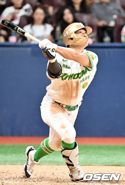 [OSEN=고척, 민경훈 기자] 15일 오후 서울 고척스카이돔에서 ‘2025 신한 SOL Bank KBO리그’ 키움 히어로즈와 KT 위즈의 경기가 열린다.키움은 메르세데스, KT는 고영표를 선발로 내세운다.5회말 2사 키움 송성문이 우월 동점 솔로 홈런을 때리며 전 구단 상대 홈런 및 20-20 달성을 하고 있다. 2025.08.15 / rumi@osen.co.kr