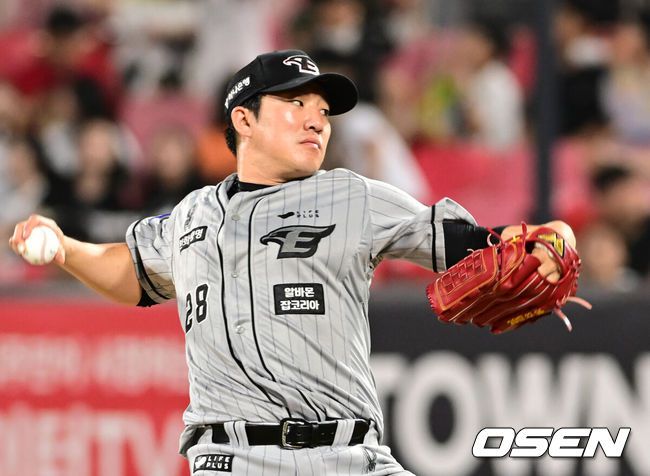 [OSEN=수원, 김성락 기자] 5일 오후 수원 KT위즈파크에서 ‘2024 신한 SOL Bank KBO리그’ KT 위즈와 한화 이글스의 경기가 열렸다.이날 홈팀 KT는 한차현, 원정팀 한화는 바리아를 선발로 내세웠다. 9회말 한화 장시환이 마운드에 올라 힘차게 공을 뿌리고 있다. 2024.06.05 / ksl0919@osen.co.kr