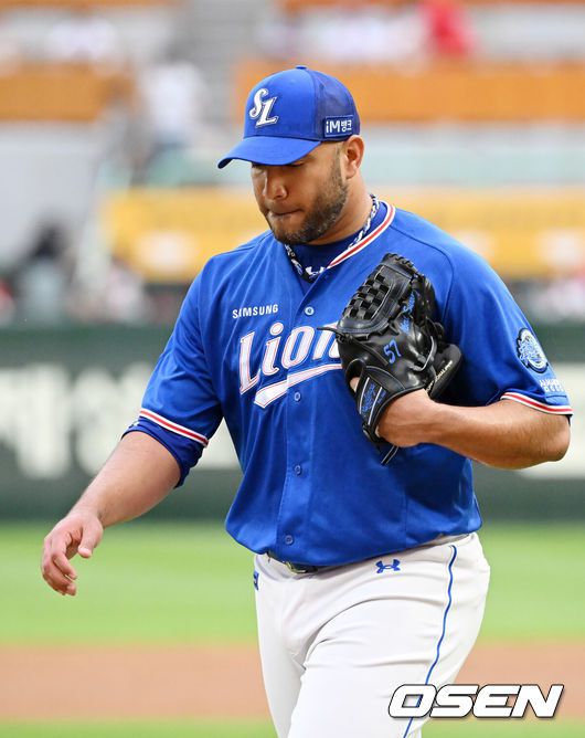 [OSEN=인천, 민경훈 기자] 30일 오후 인천 SSG 랜더스 필드에서 2023 신한은행 SOL KBO리그 SSG 랜더스와 삼성 라이온즈의 경기가 진행됐다.1회말을 마친 삼성 선발 수아레즈가 아쉬워하며 덕아웃으로 향하고 있다. 2023.05.30 /rumi@osen.co.kr