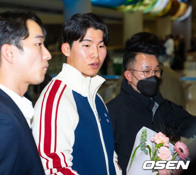 [OSEN=인천공항, 민경훈 기자] 미국프로야구 메이저리그(MLB)LA 다저스의 김혜성이 6일 오후 인천국제공항을 통해 귀국했다.김혜성은 메이저리그 진출 첫 해 우승반지를 거머쥐는 영광을 누렸다. 한국인 메이저리거 야수로는 역대 최초로 월드시리즈 우승반지를 차지한 김혜성은 올해 71경기 출전, 타율 0.280(161타수 45안타), 3홈런 17타점 19득점, 13도루(1실패), 출루율 0.314 장타율 0.385, OPS 0.699의 기록으로 정규시즌을 마무리했다.김혜성이 입국장에서 걸어 나오고 있다. 2025.11.06 /rumi@osen.co.kr
