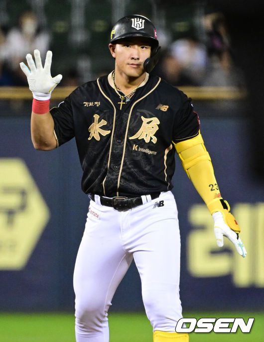 [OSEN=잠실, 조은정 기자]11일 오후 서울 잠실구장에서 ‘2025 신한 SOL Bank KBO리그’ LG 트윈스와 KT 위즈의 경기가 열렸다.홈팀 LG는 치리노스, 방문팀 KT는 헤이수스를 선발로 내세웠다.7회초 KT 선두타자 안현민이 2루타를 날린 뒤 세리머니를 하고 있다. 2025.09.11 /cej@osen.co.kr