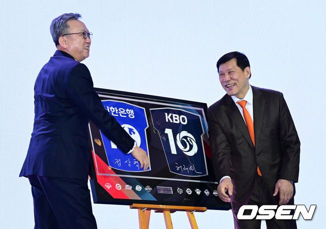[OSEN=지형준 기자] 24일 오후 서울 잠실 롯데호텔 월드 크리스탈볼룸에서 ‘2025 신한 SOL뱅크 KBO 시상식’이 열렸다.KBO 시상식에서 가장 관심을 모으는 것은 단연 MVP 수상자다. 올해 MVP 레이스는 한화 코디 폰세와 삼성 르윈 디아즈의 2파전이다.KBO 허구연 총재가 신한은행 정상혁 은행장과 2028-2037  타이틀 스폰서십 체결을 하고 있다. 2025.11.24 /jpnews@osen.co.kr