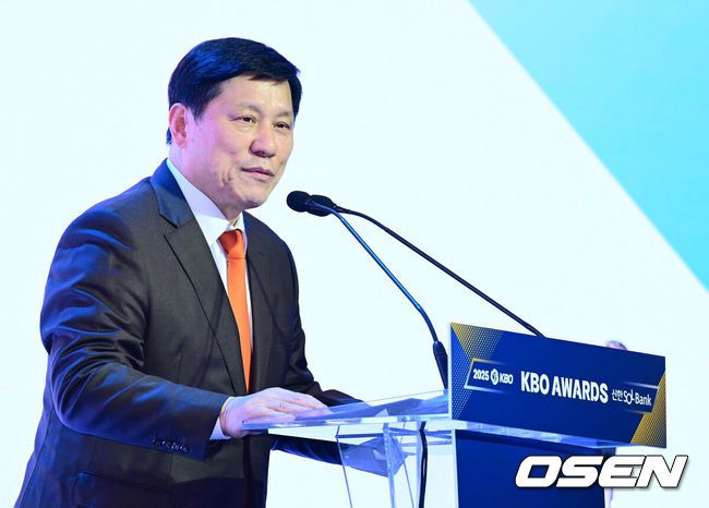 [OSEN=지형준 기자] 24일 오후 서울 잠실 롯데호텔 월드 크리스탈볼룸에서 ‘2025 신한 SOL뱅크 KBO 시상식’이 열렸다.KBO 시상식에서 가장 관심을 모으는 것은 단연 MVP 수상자다. 올해 MVP 레이스는 한화 코디 폰세와 삼성 르윈 디아즈의 2파전이다.KBO 허구연 총재가 인사말을 하고 있다. 2025.11.24 /jpnews@osen.co.kr