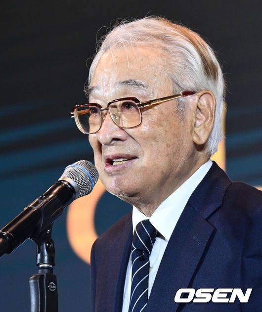 [OSEN=사진팀] 원로배우故 이순재의 의 빈소가 25일 서울아산병원 장례식장에 마련됐다.발인은 27일 오전 6시 20분, 장지는 경기 이천 에덴낙원이다.故 이순재는 국내 최고령 현역 배우로 70년 가까이 다양한 연극과 드라마, 영화, 예능을 넘나들며 활약했다. 최근까지 연극 '고도를 기다리며를 기다리며'와 KBS 2TV 드라마 '개소리' 출연하는 등 활동을 이어갔다.2025.11.25 / photo@osen.co.kr   <사진=사진공동취재단>