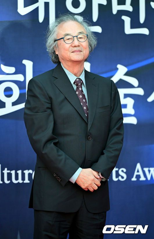 [OSEN=최규한 기자] 23일 오후 서울 장충동 국립극장 해오름극장에서'2025대한민국 대중문화예술상' 레드카펫 행사가 열렸다.올해로 16회를 맞이한 '대중문화예술상'은 대중문화예술인들의 사회적 위상과 창작 의욕을 높이고, 대중문화예술산업 발전에 이바지한 이들의 공을 기리고자 마련된 대중문화예술 분야 최고 권위의 정부 포상이다.배우 정동환이 레드카펫을 밟고 있다. 2024.10.23 / dreamer@osen.co.kr