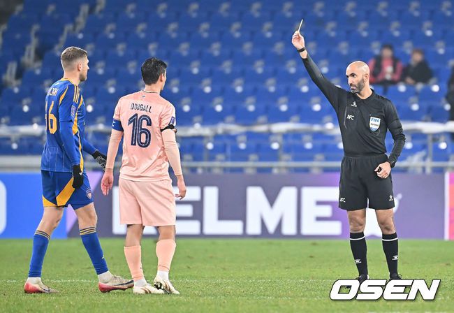 [OSEN=울산, 이석우 기자] 26일 울산 문수축구경기장에서 2025∼2026 아시아축구연맹 챔피언스리그 엘리트(ACLE) 리그 스테이지 5차전 울산 HD와 부리람 유나이티드 FC의 경기가 열렸다.  울산은 ACLE에서 4위권 성적을 내고도 K리그 잔류가 걸린 제주전 총력 대비로 부리람전에 힘을 쏟기 어려운 상황이다.울산 HD 트로야크가 경고를 받고 있다. 2025.11.26 / foto0307@osen.co.kr