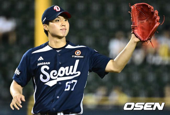 [OSEN=잠실, 조은정 기자]7일 오후 서울 잠실구장에서 ‘2025 신한 SOL Bank KBO리그’ LG 트윈스와 두산 베어스의 경기가 열렸다.LG는 송승기, 두산은 곽빈을 선발로 내세웠다.8회말 무사 1루 두산 홍민규가 1루주자 최원영을 견제사 시킨 뒤 미소짓고 있다. 2025.08.07 /cej@osen.co.kr