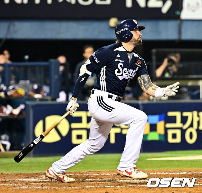 [OSEN=잠실, 지형준 기자] 30일 서울 잠실구장에서 ‘2025 신한 SOL Bank KBO리그’ LG 트윈스와 두산 베어스의 시즌 16차전이 열렸다.LG는 송승기, 두산은 콜어빈이 선발로 나섰다. 9회초 1사 1,2루에서 두산 케이브가 2타점 적시 2루타를 날리고 있다. 2025.09.30 /jpnews@osen.co.kr