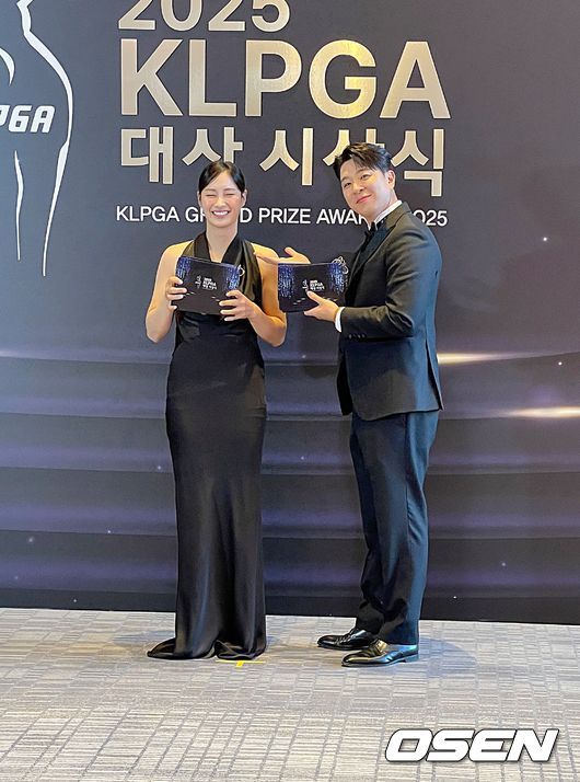 시상식 사회를 맡은 박결 프로와 안현준 아나운서.