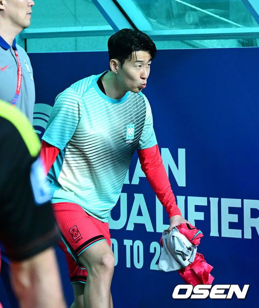 [OSEN=서울월드컵경기장, 지형준 기자] 홍명보 감독이 이끄는 축구대표팀이 10일 서울월드컵경기장에서 쿠웨이트와 2026 국제축구연맹(FIFA) 북중미 월드컵 아시아 3차 예선 조별리그 B조 10차전 최종전을 펼쳤다.한국은 지난 6일 이라크와 원정 9차전에서 2-0으로 승리하며 전세계에서 6번째, 아시아에서 최초로 11회 연속 월드컵 본선 진출의 역사를 썼다. B조에선 1위(승점 19점) 한국과 2위(승점 16점) 요르단이 월드컵에 직행한다.한국 손흥민이 경기를 준비하고 있다. 2025.06.10 /jpnews@osen.co.kr