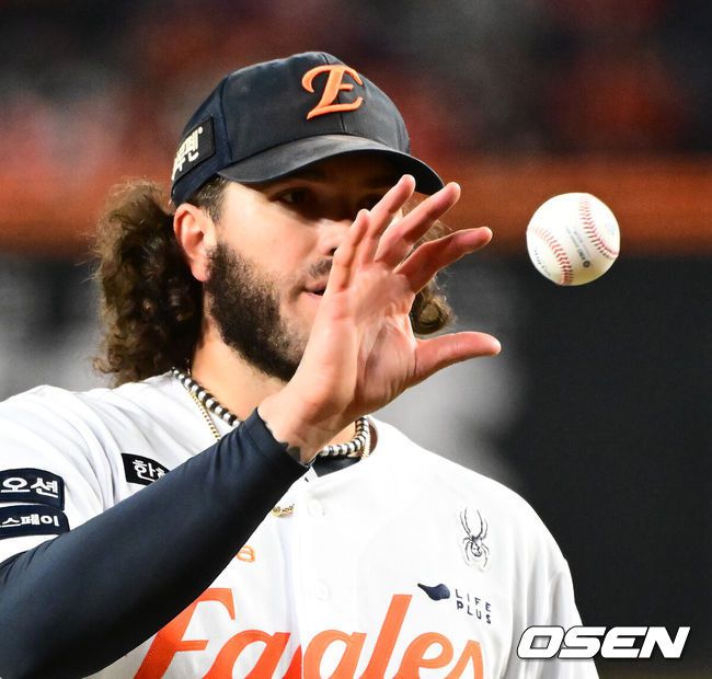 [OSEN=대전, 지형준 기자] 29일 대전시 중구 부사동 대전한화생명볼파크에서 2025 신한 SOL Bank KBO리그 포스트시즌 한국시리즈 3차전 한화 이글스와 LG 트윈스의 경기가 진행됐다.이날 경기에 한화는 폰세를, LG는 손주영을 선발투수로 내세웠다. 2회초 1사 1루에서 한화 폰세가 LG 오지환을 우익수 플라이로 처리하고 있다. 2025.10.29 /jpnews@osen.co.kr