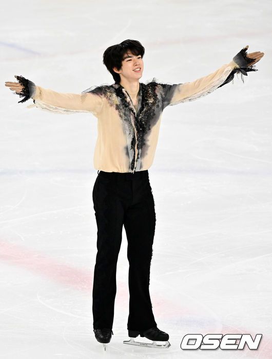 [OSEN=민경훈 기자] 30일 오후 서울 양천구 목동아이스링크장에서 ‘2025 KB금융 전국남녀 피겨스케이팅 회장배 랭킹대회’가 열렸다.이번 대회는 2026 ISU 사대륙 피겨스케이팅 선수권대회 파견선수 선발전과 2026 밀라노 코르티나 동계올림픽대회 1차 선발전, 2025/27 국가대표 1차 선발전으로 진행된다. 남자 시니어 프리 프로그램 부문 차준환이 멋진 연기를 펼친 후 인사를 하고 있다. 2025.11.30 / rumi@osen.co.kr