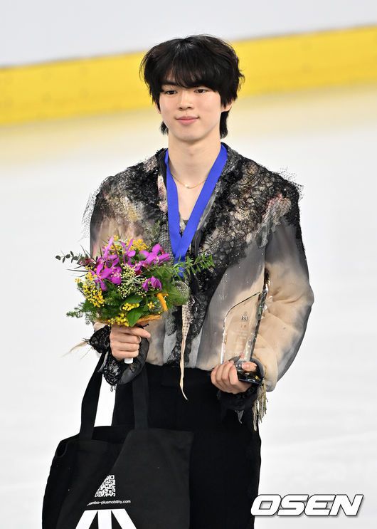 [OSEN=민경훈 기자] 30일 오후 서울 양천구 목동아이스링크장에서 ‘2025 KB금융 전국남녀 피겨스케이팅 회장배 랭킹대회’가 열렸다.이번 대회는 2026 ISU 사대륙 피겨스케이팅 선수권대회 파견선수 선발전과 2026 밀라노 코르티나 동계올림픽대회 1차 선발전, 2025/27 국가대표 1차 선발전으로 진행된다. 남자 시니어 2위를 기록한 차준환이 시상대 위에서 포즈를 취하고 있다. 2025.11.30 / rumi@osen.co.kr