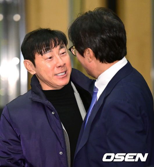 [OSEN=최규한 기자] 1일 오후 서울 홍은동 스위스 그랜드 호텔에서 ‘K리그 어워즈 2025’ 시상식이 열렸다.이날 시상식에는 최우수감독상, 최우수선수상(MVP), 영플레이어상, 베스트11 부문에 뽑힌 각 구단 수상자들과 후보들이 자리를 빛낸다.신태용 전 감독이 행사에 참석해 황선홍 감독과 인사를 나누고 있다. 2025.12.01 / dreamer@osen.co.kr