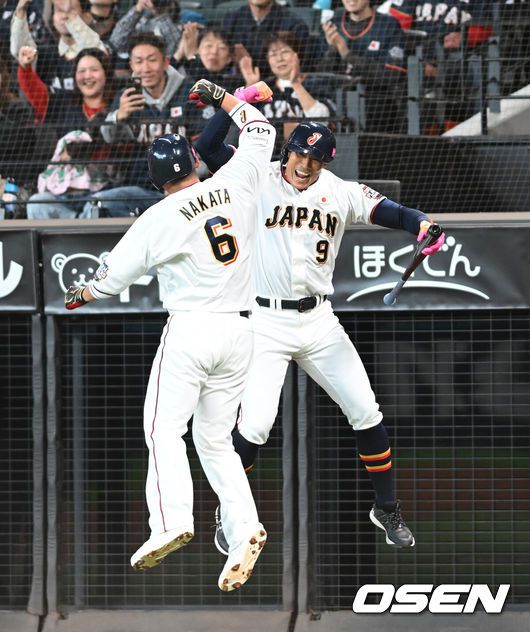 [OSEN=손용호 기자] 30일 일본 에스콘필드 홋카이도에서 ‘한일 드림 플레이어즈 게임’이 열렸다. 이 게임은 한국과 일본 프로야구를 대표했던 스타들이 총  출동해 양국의 우정을 이어간다.4회말 나카다 쇼가 홈런을 치고 기뻐하고 있다./spjj@osen.co.kr