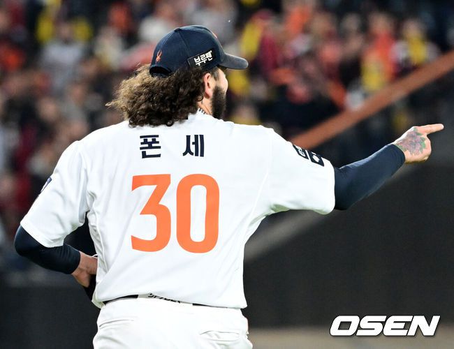 [OSEN=대전, 이대선 기자] 29일 대전 한화생명볼파크에서 2025 신한 SOL Bank KBO리그 포스트시즌 한국시리즈 3차전 한화 이글스와 LG 트윈스의 경기가 열렸다.이날 경기에 한화는 폰세를, LG는 손주영을 선발투수로 내세웠다. 1회초 1사 1루에서 한화 폰세가 LG 오스틴을 병살타로 처리하고 환호하고 있다. 2025.10.29 /sunday@osen.co.kr