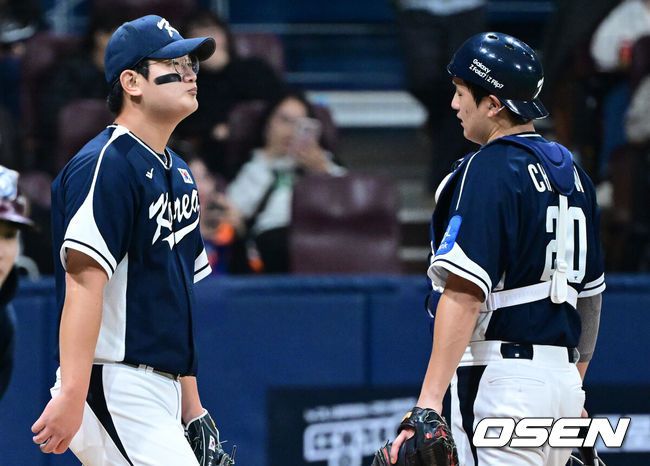 [OSEN=고척, 최규한 기자] 9일 서울 구로구 고척스카이돔에서 ‘2025 NAVER K-BASEBALL SERIES’ 대한민국 야구 대표팀과 체코 야구 대표팀의 평가전이 열렸다.한국은9일 2025 K-베이스볼 시리즈 체코 대표팀과의 경기에 이어 오는15일과 16일 양일에 걸쳐 도쿄돔에서 일본 대표팀과 2경기를 치른다.5회말 2사 1, 3루 상황 체코 프로콥에게 적시타를 내준 한국 투수 김서현과 포수 조형우가 아쉬워하고 있다. 2025.11.09 / dreamer@osen.co.kr
