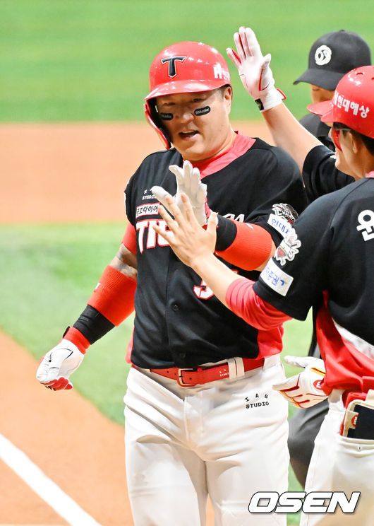 [OSEN=고척, 민경훈 기자] 24일 서울 고척스카이돔에서 ‘2025 신한 SOL Bank KBO리그’ 키움 히어로즈와 KIA 타이거즈의 경기가 열렸다.키움은 김윤하, KIA는 윤영철을 선발로 내세웠다.1회초 1사 주자 1,2루 KIA 최형우가 중월 선취 스리런 홈런을 때린 후 홈을 밟으며 축하를 받고 있다. 2025.06.24 / rumi@osen.co.kr