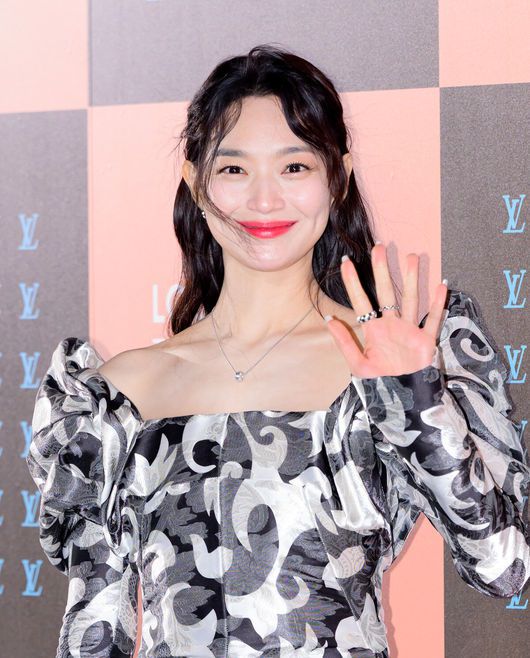 [OSEN=이대선 기자] 3일 오후 서울 중구 신세계 백화점 본점에서 루이비통의 포토콜 행사가 열렸다.이날 블랙핑크 리사, BTS 제이홉, 스트레이키즈 필릭스, 배우 공유, 배우 전지현, 배우 정호연, 배우 신민아, 배우 원지안이 참석해 자리를 빛냈다.배우 신민아가 포토타임을 가지고 있다. 2025.12.03 /sunday@osen.co.kr