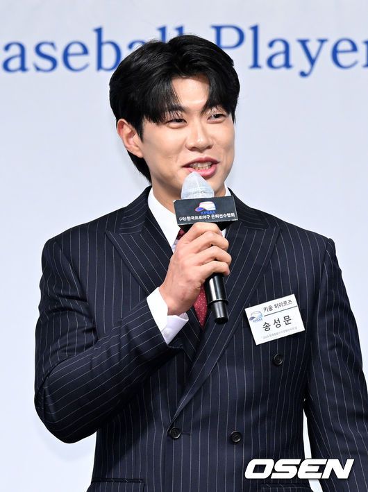 [OSEN=이대선 기자] 5일 오전 서울 강남구 호텔 리베라에서 제13회 2025 한국프로야구 은퇴선수의 날 시상식이 열렸다.이 시상식은 각지로 흩어져 활동 중인 프로야구 은퇴선수들이 한자리에 모여 한 해 동안 한국 야구의 발전을 위해 달려온 이들에게 감사의 마음을 표하고자 개최하는 행사다.최고의 선수상을 수상한 키움 송성문이 인사말을 하고 있다. 2025.12.05 /sunday@osen.co.kr