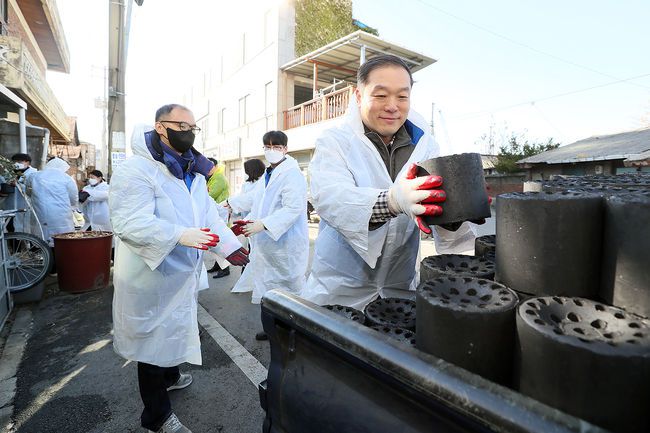 우석대 사회봉사실이 5일 지역 취약계층 가정을 대상으로 연탄봉사를 진행했다. / 우석대