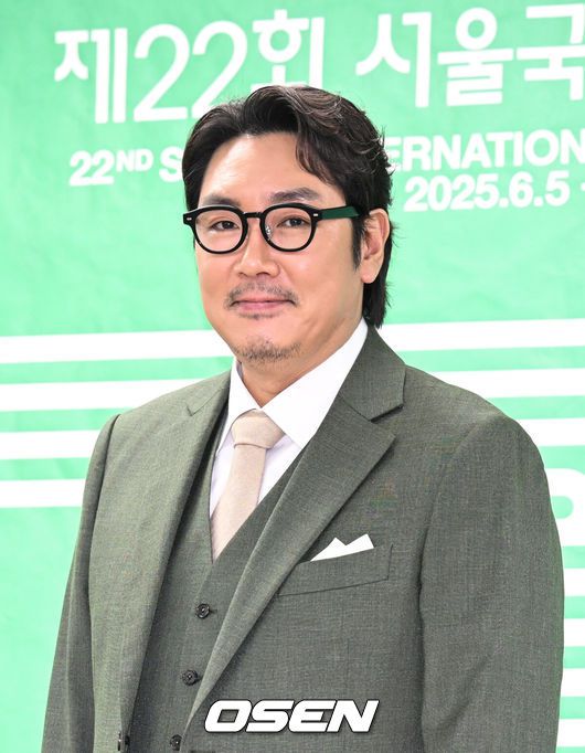 [OSEN=조은정 기자]제22회 서울국제환경영화제 홍보대사 위촉식 및 기자간담회가 14일 오전 서울 중구 환경재단 레이첼카슨홀에서 열렸다.배우 조진웅과 작가 김은희가 서울국제환경영화제 공식 홍보대사 ‘에코프렌즈’로 활동할 예정이다.홍보대사로 위촉된 배우 조진웅이 포즈를 취하고 있다. 2025.05.14 /cej@osen.co.kr