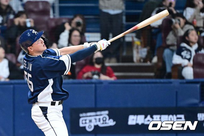 [OSEN=고척, 최규한 기자] 9일 서울 구로구 고척스카이돔에서 ‘2025 NAVER K-BASEBALL SERIES’ 대한민국 야구 대표팀과 체코 야구 대표팀의 평가전이 열렸다.한국은9일 2025 K-베이스볼 시리즈 체코 대표팀과의 경기에 이어 오는15일과 16일 양일에 걸쳐 도쿄돔에서 일본 대표팀과 2경기를 치른다.9회초 무사 1루 상황 한국 이재원이 달아나는 중월 투런포를 날리고 있다. 2025.11.09 / dreamer@osen.co.kr