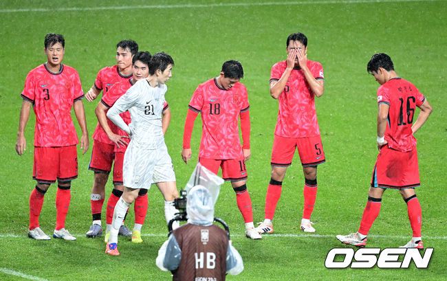 [OSEN=대전, 최규한 기자] 14일 오후 대전월드컵경기장에서 대한민국과 볼리비아의 축구 국가대표팀 평가전이 열렸다.홍명보호는 내년 6월 열리는 2026 국제축구협회(FIFA) 북중미월드컵을 앞두고 월드컵 남미 예선에서 7위를 거두며 플레이오프에 진출한볼리비아를 상대로 본선에서의 경쟁력을 시험할 기회를 갖는다.경기를 앞두고 한국 홍명보 감독이 피치를 주시하고 있다. 2025.11.14 / dreamer@osen.co.kr