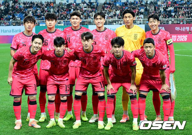 [OSEN=대전, 최규한 기자] 14일 오후 대전월드컵경기장에서 대한민국과 볼리비아의 축구 국가대표팀 평가전이 열렸다.홍명보호는 내년 6월 열리는 2026 국제축구협회(FIFA) 북중미월드컵을 앞두고 월드컵 남미 예선에서 7위를 거두며 플레이오프에 진출한볼리비아를 상대로 본선에서의 경쟁력을 시험할 기회를 갖는다.한국 베스트11이 기념 촬영을 하고 있다. 2025.11.14 / dreamer@osen.co.kr