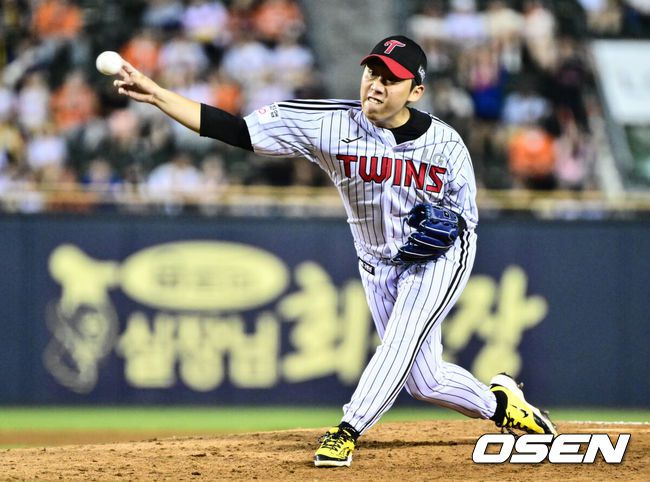 [OSEN=잠실, 조은정 기자]9일 오후 서울 잠실구장에서 ‘2025 신한 SOL Bank KBO리그’ LG 트윈스와 한화 이글스의 경기가 열렸다.LG는 치리노스, 한화는 엄상백을 선발로 내세웠다.9회초 LG 박명근이 역투하고 있다. 2025.08.09 /cej@osen.co.kr