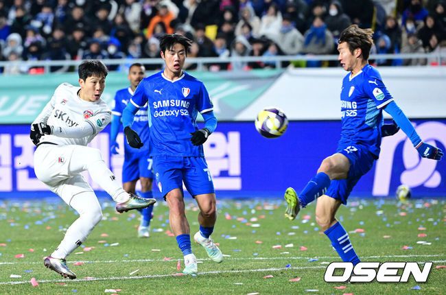 [OSEN=수원월드컵경기장, 최규한 기자] 3일 오후 경기도 수원월드컵경기장에서 ‘K리그 승강 플레이오프(PO)’1차전 수원 삼성과 제주 SK의 경기가 열렸다.K리그1 11위인 제주와 K리그2 2위인 수원의 격돌이다. 1부리그의 주인공을 정하는 이번승강 PO는 홈 앤드 어웨이 방식으로 치러진다. 3일 수원에서 1차전을 치른 뒤 7일 제주월드컵경기장으로 장소를 옮겨 2차전을 벌인다.후반 제주 남태희가 슛을 시도하고 있다. 2025.12.03 / dreamer@osen.co.kr