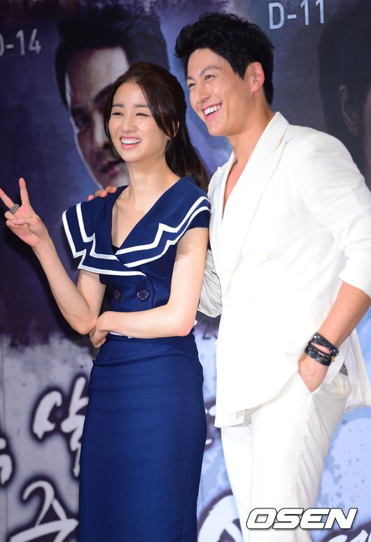 [OSEN=박준형 기자] 31일 오후 서울 논현동 컨벤션헤리츠에서 진행된 MBC 새 수목드라마 '투윅스'(극본 소현경 연출 손형석, 최정규) 제작발표회에서 배우 박하선과 류수영이 포즈를 취하고 있다드라마 '투윅스'는 의미 없는 삶을 살다 살인누명을 쓴 한 남자가 자신에게 백혈병에 걸린 어린 딸이 있다는 사실을 알게 되고 딸의 생명을 살리기 위해 고군분투하는 2주간의 이야기를 그리는 드라마다. '내 딸 서영이'(2012), '찬란한 유산'(2009) 등을 집필한 소현경 작가와 '개인의 취향'(2010), '굳세어라 금순아'(2005) 등을 연출한 손형석 PD의 만남으로 주목받고 있다. '여왕의 교실' 후속으로 오는 8월 7일 오후 10시에 방송된다. / soul1014@osen.co.kr