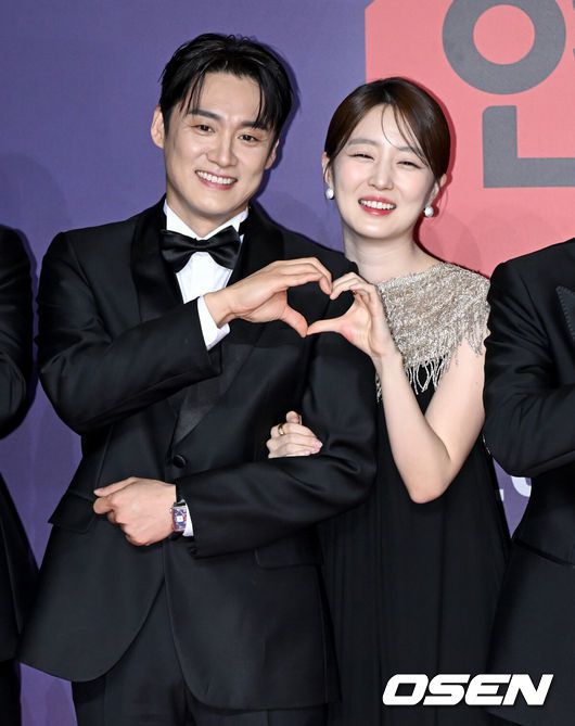 [OSEN=조은정 기자]2023 SBS연예대상 포토월 행사가 30일 서울 마포구 상암 SBS 프리즘타워에서 열렸다.오상진, 김소영 부부가 레드카펫을 밟으며 포즈를 취하고 있다. 2023.12.30/cej@osen.co.kr