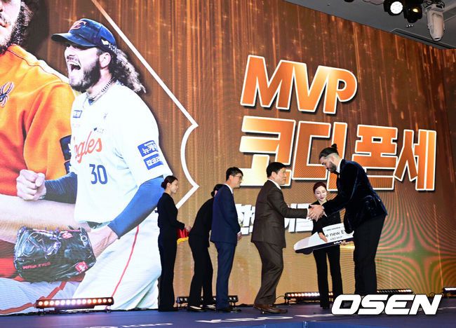 [OSEN=지형준 기자] 24일 오후 서울 잠실 롯데호텔 월드 크리스탈볼룸에서 ‘2025 신한 SOL뱅크 KBO 시상식’이 열렸다.예상대로였다. 한화 이글스 코디 폰세(31)가 2025시즌 MVP로 선정됐다.폰세는기자단 투표 124표 중 96표(76%)를 얻어 23표에 그친 르윈 디아즈(삼성)를 제치고 수상했다. SSG앤더슨, 삼성 후라도, NC 라일리, KT 안현민, 롯데 레이예스가 각각 1표식 얻었다. 폰세는부상으로 The Kia EV6 전기차를 부상으로 받았다.MVP를 수상한 한화 폰세가 KBO 허구연 총재의 축하를 받고 있다. 2025.11.24 /jpnews@osen.co.kr