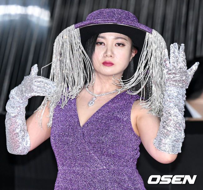 [OSEN=조은정 기자]2023 SBS연예대상 포토월 행사가 30일 서울 마포구 상암 SBS 프리즘타워에서 열렸다.방송인 박나래가 레드카펫을 밟으며 포즈를 취하고 있다. 2023.12.30/cej@osen.co.kr