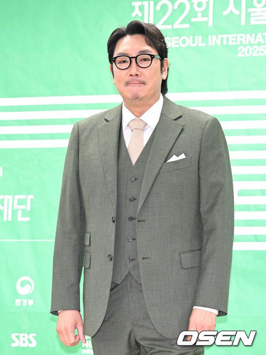 [OSEN=조은정 기자]제22회 서울국제환경영화제 홍보대사 위촉식 및 기자간담회가 14일 오전 서울 중구 환경재단 레이첼카슨홀에서 열렸다.배우 조진웅과 작가 김은희가 서울국제환경영화제 공식 홍보대사 ‘에코프렌즈’로 활동할 예정이다.홍보대사로 위촉된 배우 조진웅이 포즈를 취하고 있다. 2025.05.14 /cej@osen.co.kr