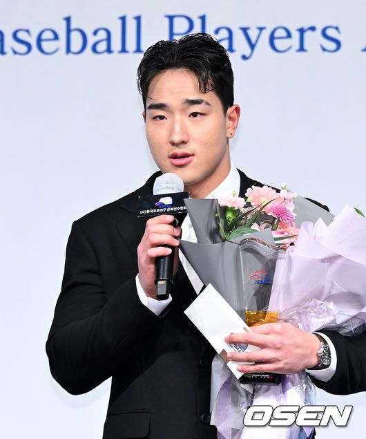 [OSEN=이대선 기자] 5일 오전 서울 강남구 호텔 리베라에서 제13회 2025 한국프로야구 은퇴선수의 날 시상식이 열렸다.이 시상식은 각지로 흩어져 활동 중인 프로야구 은퇴선수들이 한자리에 모여 한 해 동안 한국 야구의 발전을 위해 달려온 이들에게 감사의 마음을 표하고자 개최하는 행사다.최고의 신인상을 수상한 KT 안현민이 소감을 말하고 있다. 2025.12.05 /sunday@osen.co.kr