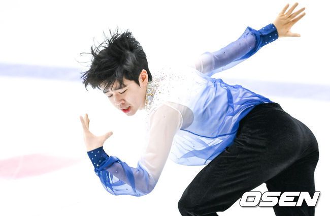 [OSEN=춘천, 박준형 기자] 22일 춘천송암스포츠타운 빙상장에서 제106회 전국동계체육대회(동계체전) 빙상 피겨 스케이팅 대회가 진행됐다.싱글 A조 남자 18세 이하부 쇼트 프로그램 경신고등학교 서민규가 연기를 펼치고 있다.  2025.01.22 / soul1014@osen.co.kr