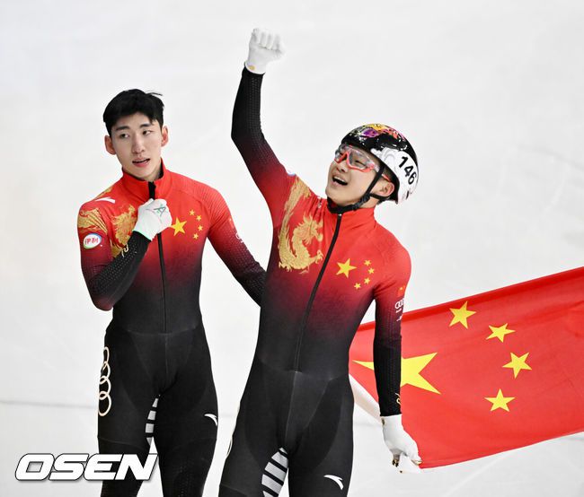 [OSEN=민경훈 기자] 12일 서울 목동 아이스링크에서 '2023 KB금융 국제빙상경기연맹(ISU) 쇼트트랙 세계선수권대회' 본선 경기가 진행됐다.남자 5000m 계주 결승전에서 중국 린샤오쥔(한국명 임효준)이 금메달을 딴 후 세리머니를 하고 있다. 2023.03.12 / rumi@osen.co.kr