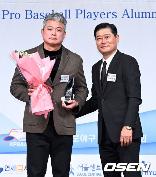 [OSEN=이대선 기자] 5일 오전 서울 강남구 호텔 리베라에서 제13회 2025 한국프로야구 은퇴선수의 날 시상식이 열렸다.이 시상식은 각지로 흩어져 활동 중인 프로야구 은퇴선수들이 한자리에 모여 한 해 동안 한국 야구의 발전을 위해 달려온 이들에게 감사의 마음을 표하고자 개최하는 행사다.안경현 전 회장 감사패 수상 후 이종범 회장과 기념촬영을 하고 있다. 2025.12.05 /sunday@osen.co.kr