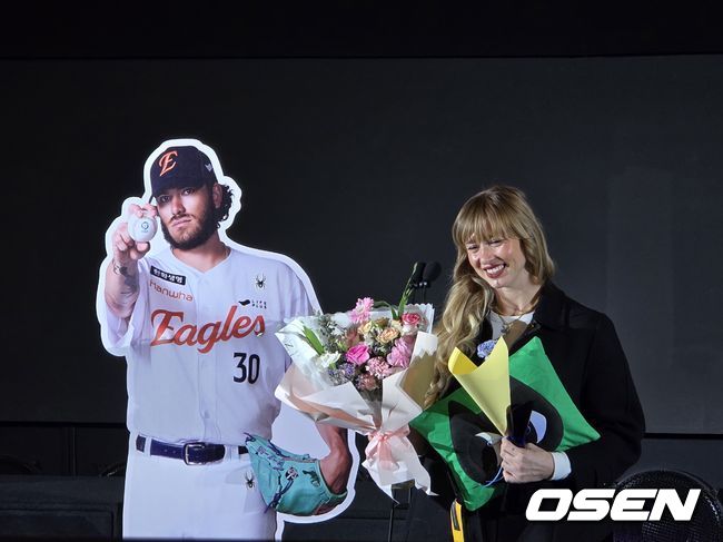 폰세의 아내 엠마가 4일 서울 영등포 타임스퀘어 CGV 영등포 스크린X관에서 열린 스포츠서울‘올해의 상’ 시상식에서 폰세를 대신해 '올해의 선수상'을 수상하며 웃고 있다. / OSEN DB