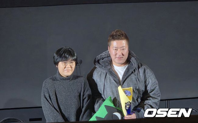 [OSEN=영등포, 한용섭 기자] 최형우는 4일 서울 영등포 타임스퀘어 CGV 영등포 스크린X관에서 열린 스포츠서울 ‘올해의 상' 시상식에서 올해의 기록상을 수상했다. /orange@osen.co.kr