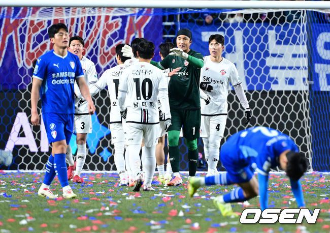 [OSEN=수원월드컵경기장, 최규한 기자] 3일 오후 경기도 수원월드컵경기장에서 ‘K리그 승강 플레이오프(PO)’1차전 수원 삼성과 제주 SK의 경기가 열렸다.이날 경기는 제주가 1-0으로 승리하며 잔류에 청신호를 켰다.경기를 마치고 승리한 제주 선수들이 기뻐하고 있다. 2025.12.03 / dreamer@osen.co.kr