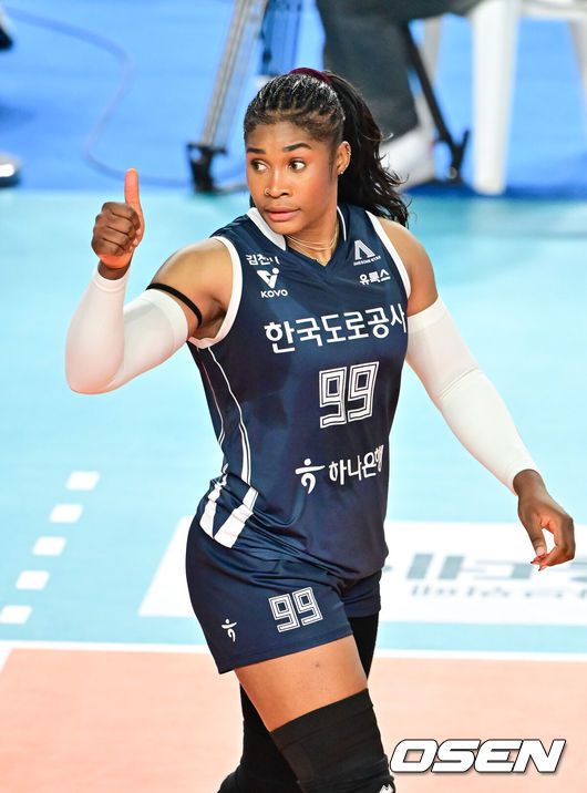 [OSEN=김천, 박준형 기자] 27일 김천실내체육관에서 진에어 2025~2026 V리그 여자부 한국도로공사와 페퍼저축은행의 경기가 진행됐다.한국도로공사(1위 승점 25점, 9승1패)와 페퍼저축은행(3위 승점 16점, 6승3패)이 선두 경쟁 속에서 10연승을 노리는 한국도로공사의 독주를 막고 추격하려는 승부를 펼친다.2세트 한국도로공사 모마가 득점 후 동료들 향해 엄지손가락을 보이고 있다. . 2025.11.27 / soul1014@osen.co.kr